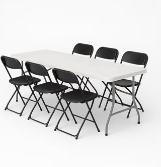 Mesa plegable con 6 sillas negras ALQUILER