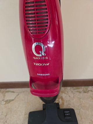 Aspirapolvere rosso e trasparente