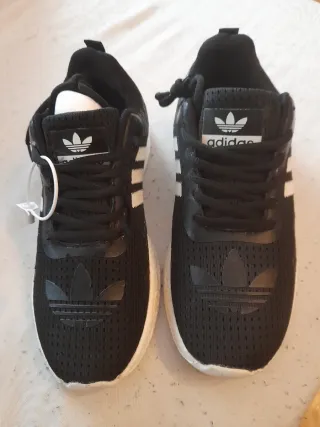 Zapatillas Adidas Negras y Blancas.nuevas sin usar