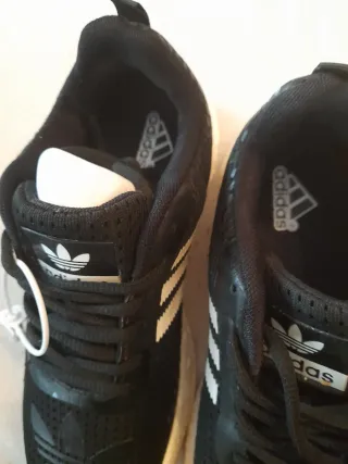 Zapatillas Adidas Negras y Blancas.nuevas sin usar