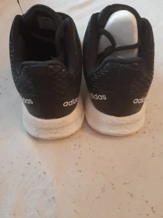 Zapatillas Adidas Negras y Blancas.nuevas sin usar