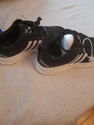 Zapatillas Adidas Negras y Blancas.nuevas sin usar