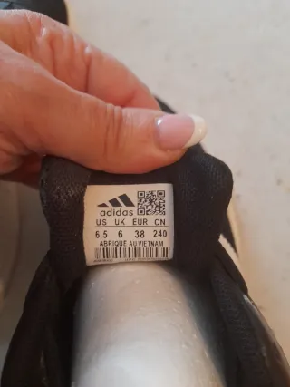 Zapatillas Adidas Negras y Blancas.nuevas sin usar
