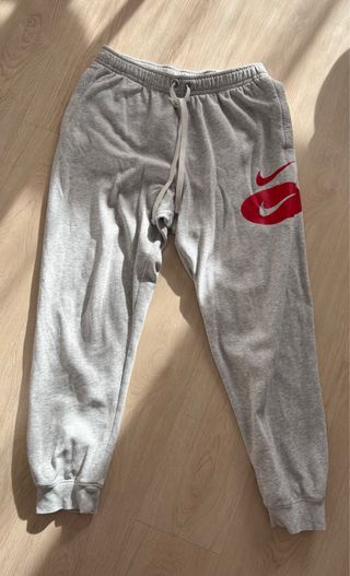 Chándal Nike Gris con Logo Rojo