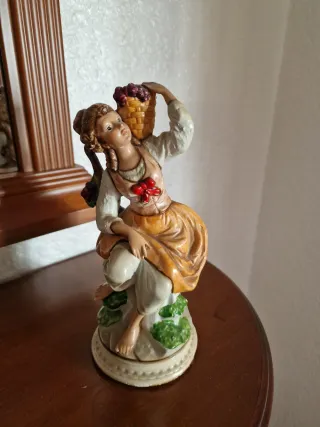 Figura antigua mujer con cesta