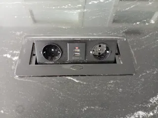 Base Múltiple Empotrable 2 Enchufes + 2 USB