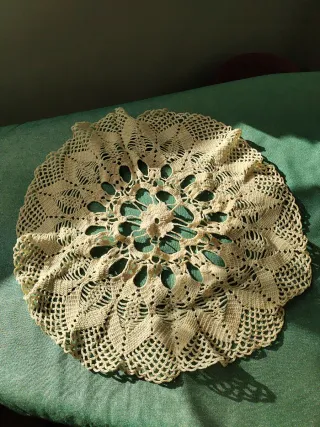 Centrino uncinetto beige e multicolore