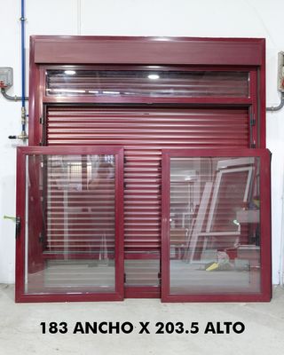Ventana burdeos con persiana y fijo