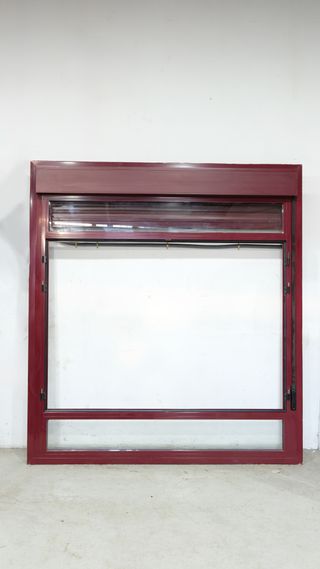 Ventana burdeos con persiana y fijo