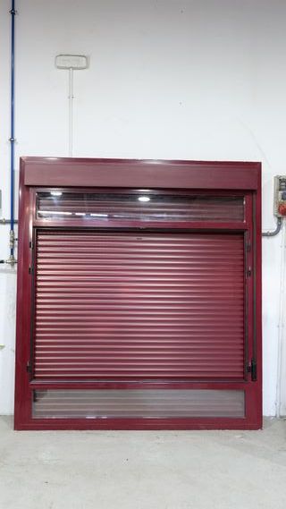 Ventana burdeos con persiana y fijo