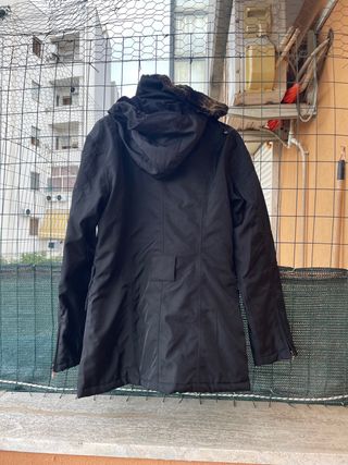 Giubbotto nero con cappuccio