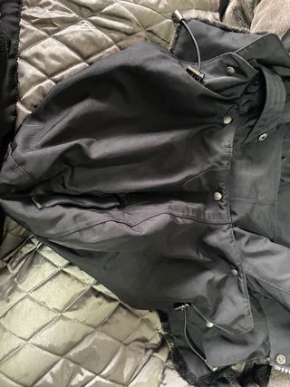 Giubbotto nero con cappuccio