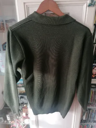 Jersey hombre cuello botones verde