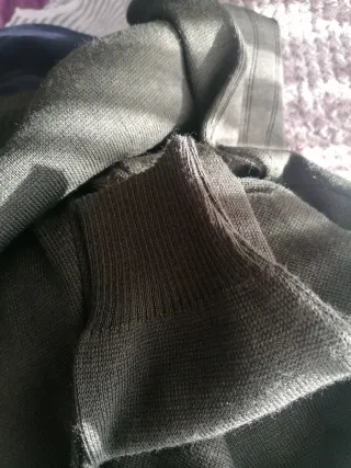 Jersey hombre cuello botones verde