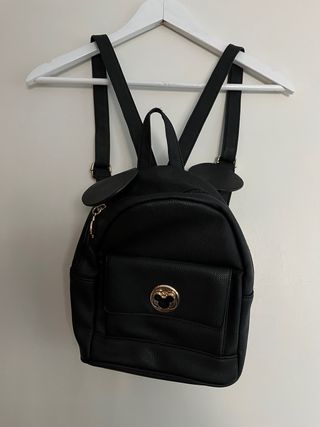 Mochila negra con orejas