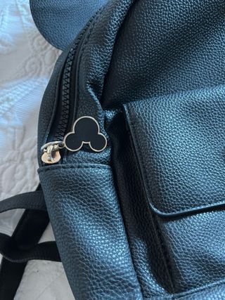 Mochila negra con orejas