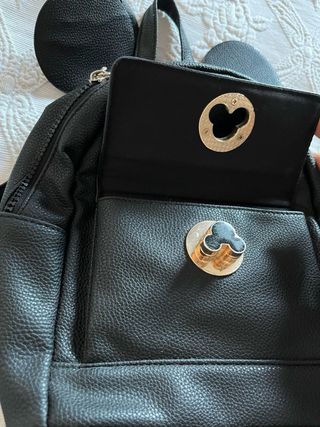 Mochila negra con orejas