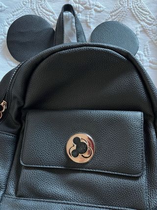 Mochila negra con orejas