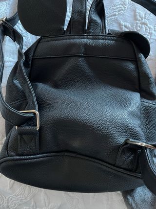 Mochila negra con orejas