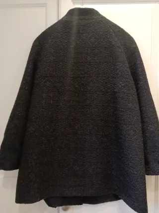 Abrigo corto o Chaqueton mujer negra con estanpado