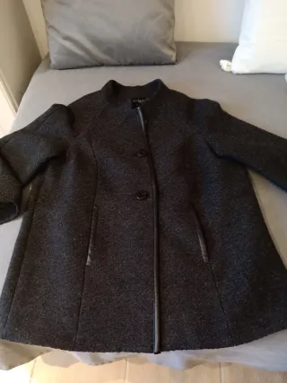 Abrigo corto o Chaqueton mujer negra con estanpado