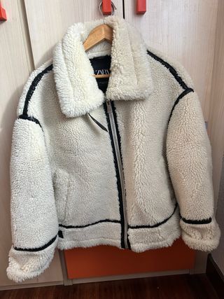 Chaqueta Zara borreguito negra y blanca