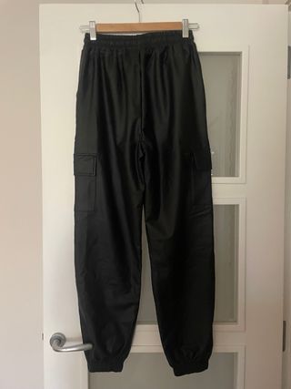 Pantalón cargo polipiel negro
