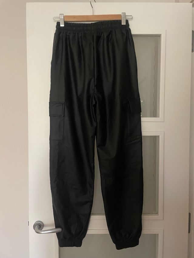Pantalón cargo polipiel negro