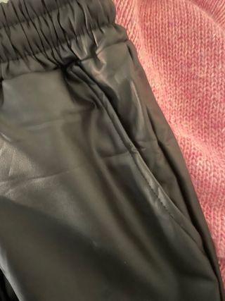 Pantalón cargo polipiel negro