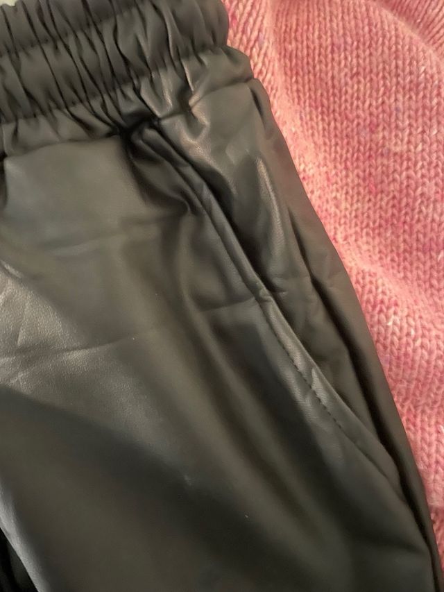 Pantalón cargo polipiel negro