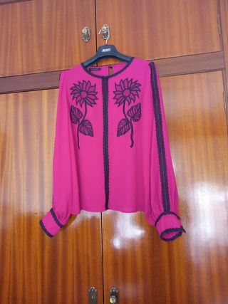 Camisa bordada flores fucsia y negro