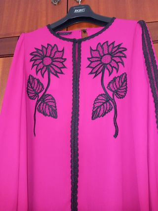 Camisa bordada flores fucsia y negro
