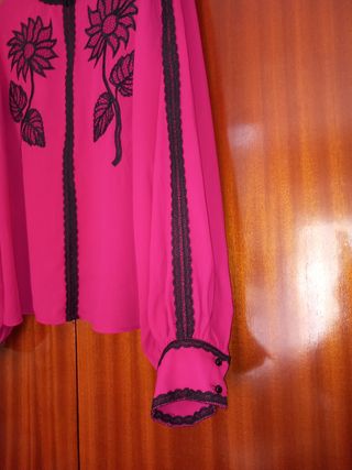 Camisa bordada flores fucsia y negro