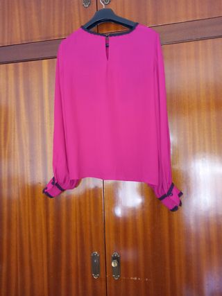Camisa bordada flores fucsia y negro
