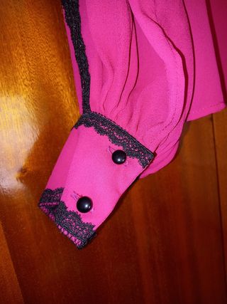 Camisa bordada flores fucsia y negro