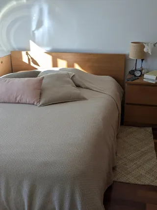 Cama y 2 mesitas de noche