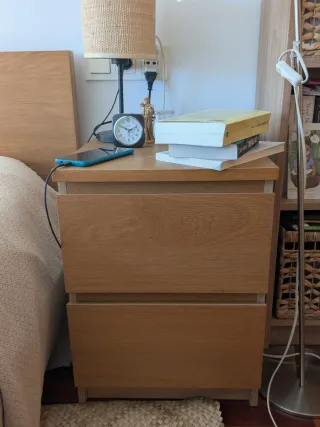 Cama y 2 mesitas de noche