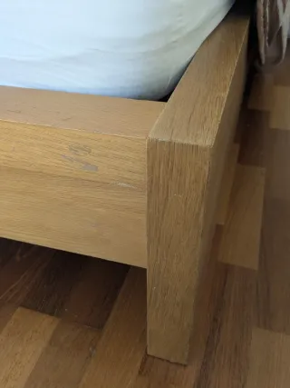 Cama y 2 mesitas de noche