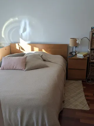 Cama y 2 mesitas de noche