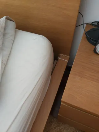 Cama y 2 mesitas de noche