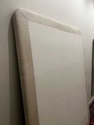 Cama- Estructura de madera con patas y cubrecama