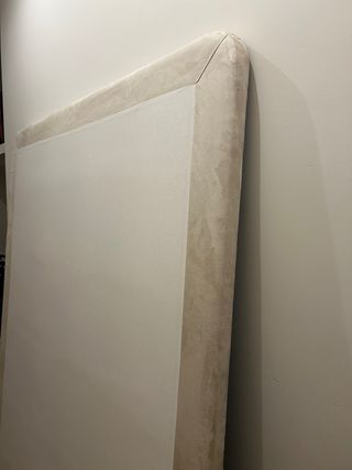 Cama- Estructura de madera con patas y cubrecama