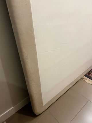 Cama- Estructura de madera con patas y cubrecama