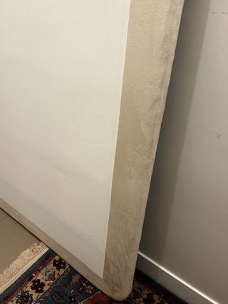 Cama- Estructura de madera con patas y cubrecama