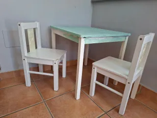 Mesa infantil con 2 sillas