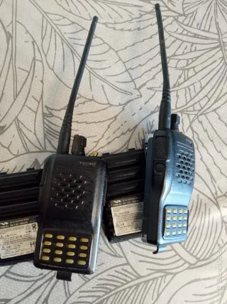 2 Walkie Yaesu VX-246