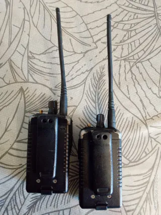2 Walkie Yaesu VX-246