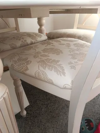 Mesa extensible comedor + 4 sillas tapizadas