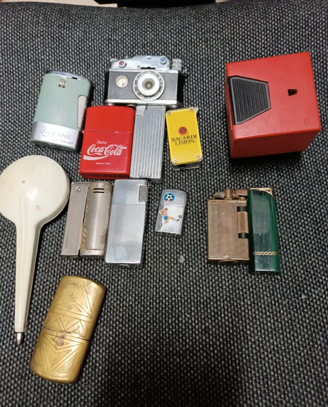 Raccolta di accendini antichi e da collezione