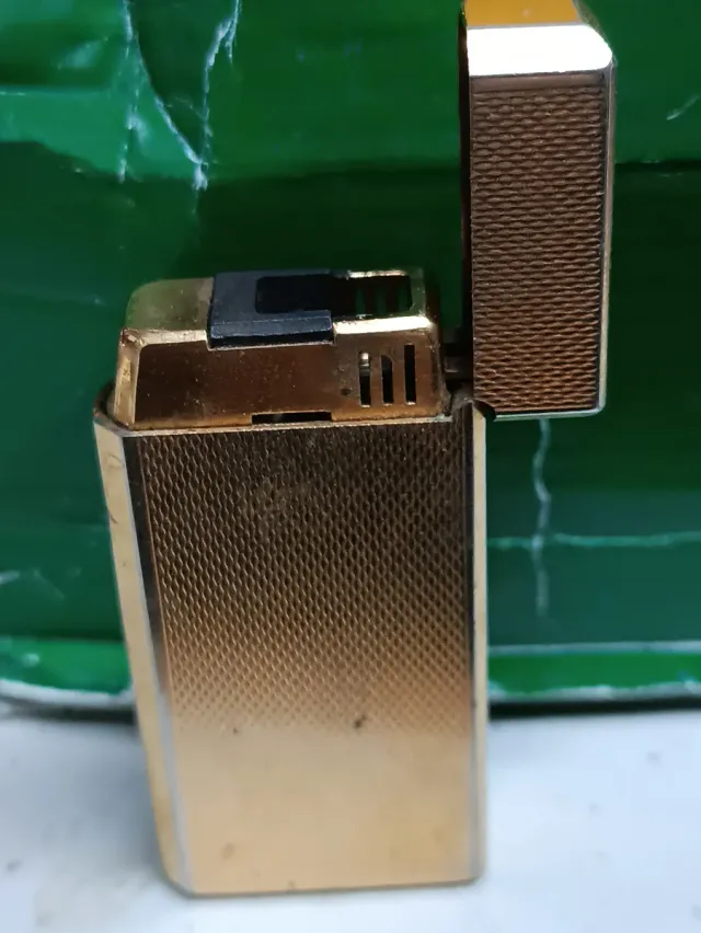 Raccolta di accendini antichi e da collezione